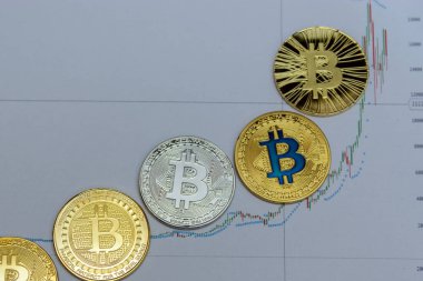  Altın bitcoins ve grafik kağıt üzerinde