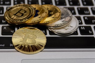 Altın bitcoins notebook klavye üzerinde yalan