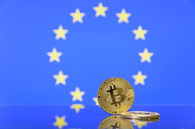  Altın bitcoin devlet bayrağı bulanık bir arka plan üzerinde duruyor