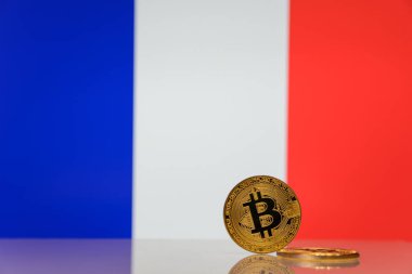  Altın bitcoin devlet bayrağı bulanık bir arka plan üzerinde duruyor