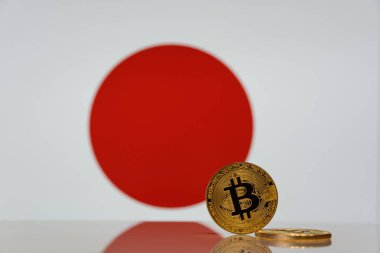  Altın bitcoin devlet bayrağı bulanık bir arka plan üzerinde duruyor