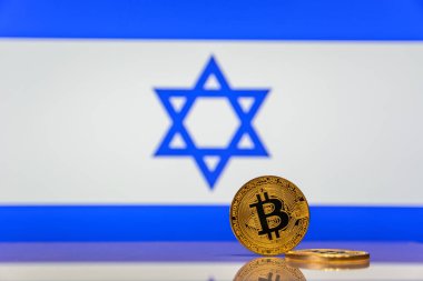  Altın bitcoin devlet bayrağı bulanık bir arka plan üzerinde duruyor