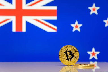  Altın bitcoin devlet bayrağı bulanık bir arka plan üzerinde duruyor