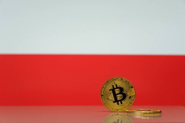  Altın bitcoin devlet bayrağı bulanık bir arka plan üzerinde duruyor