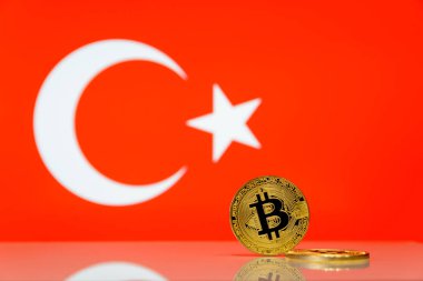  Altın bitcoin devlet bayrağı bulanık bir arka plan üzerinde duruyor