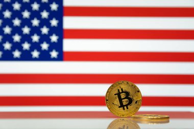  Altın bitcoin devlet bayrağı bulanık bir arka plan üzerinde duruyor