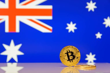 Altın bitcoin devlet bayrağı bulanık bir arka plan üzerinde duruyor