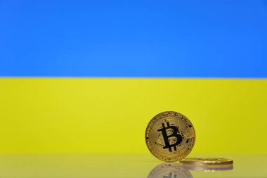  Altın bitcoin devlet bayrağı bulanık bir arka plan üzerinde duruyor