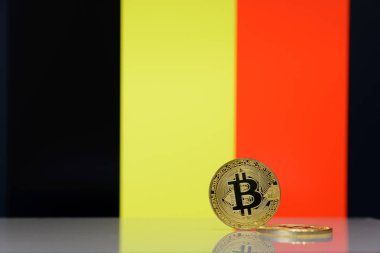  Altın bitcoin devlet bayrağı bulanık bir arka plan üzerinde duruyor