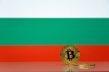  Altın bitcoin devlet bayrağı bulanık bir arka plan üzerinde duruyor