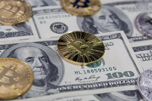  Altın bitcoins ve litecoin yüz dolar faturaları arka plan üzerinde