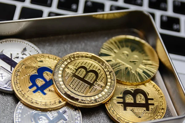  Altın bitcoins metal kutusunda dizüstü klavye