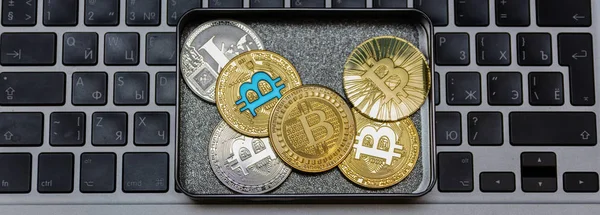 Notebook klavye üzerinde kutusunda altın bitcoins