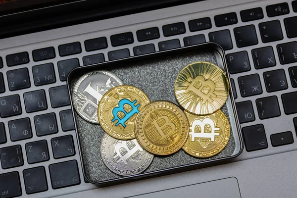 Goldene Bitcoins Metallbox Auf Notebook Tastatur — Stockfoto