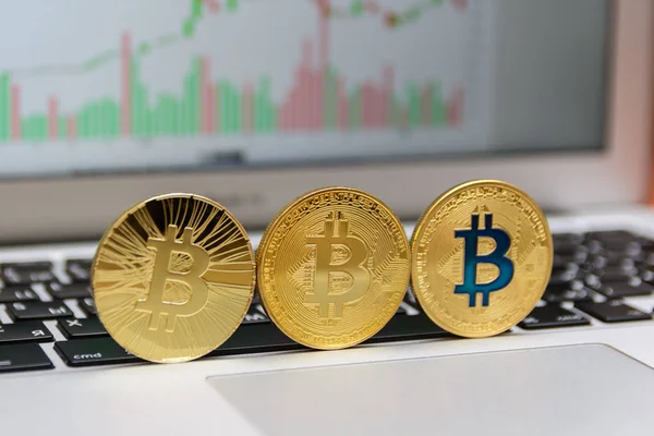 Altın bitcoins klavye ve grafik arka plan üzerinde durmak