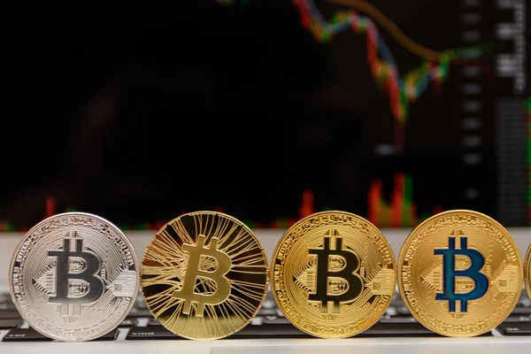  ile grafik ekran üzerinde klavye üzerinde altın bitcoin
