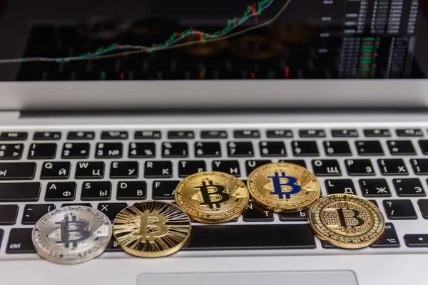  ile grafik ekran üzerinde klavye üzerinde altın bitcoin