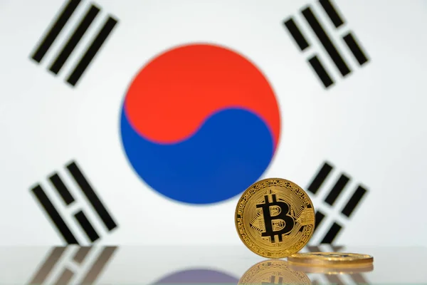  Altın bitcoin devlet bayrağı bulanık bir arka plan üzerinde duruyor