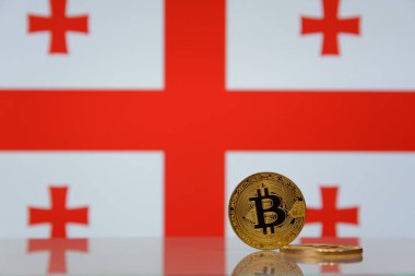  Altın bitcoin devlet bayrağı bulanık bir arka plan üzerinde duruyor