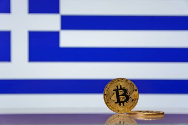  Altın bitcoin devlet bayrağı bulanık bir arka plan üzerinde duruyor