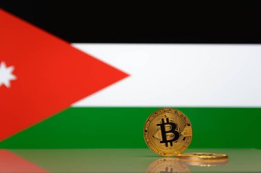  Altın bitcoin devlet bayrağı bulanık bir arka plan üzerinde duruyor