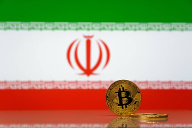  Altın bitcoin devlet bayrağı bulanık bir arka plan üzerinde duruyor