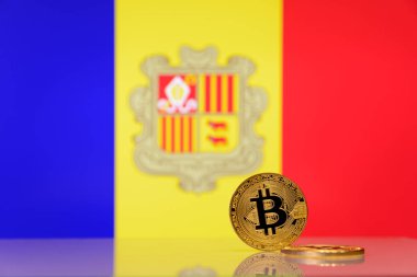  Altın bitcoin devlet bayrağı bulanık bir arka plan üzerinde duruyor