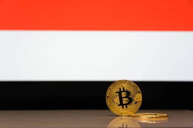  Altın bitcoin devlet bayrağı bulanık bir arka plan üzerinde duruyor