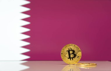  Altın bitcoin devlet bayrağı bulanık bir arka plan üzerinde duruyor