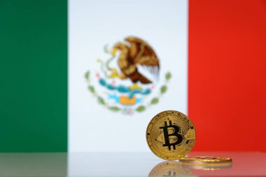  Altın bitcoin devlet bayrağı bulanık bir arka plan üzerinde duruyor