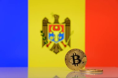  Altın bitcoin devlet bayrağı bulanık bir arka plan üzerinde duruyor