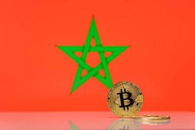  Altın bitcoin devlet bayrağı bulanık bir arka plan üzerinde duruyor