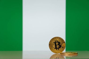  Altın bitcoin devlet bayrağı bulanık bir arka plan üzerinde duruyor