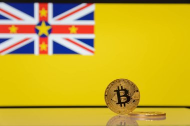  Altın bitcoin devlet bayrağı bulanık bir arka plan üzerinde duruyor