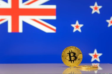  Altın bitcoin devlet bayrağı bulanık bir arka plan üzerinde duruyor