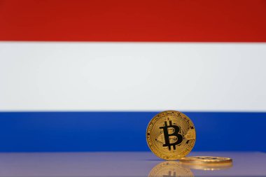  Altın bitcoin devlet bayrağı bulanık bir arka plan üzerinde duruyor