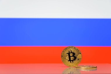  Altın bitcoin devlet bayrağı bulanık bir arka plan üzerinde duruyor