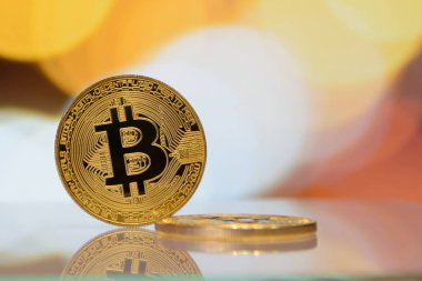  Altın bitcoin bulanık aydınlatma arka plan üzerinde durmak
