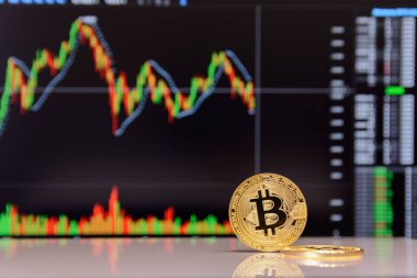 Altın bitcoin ve grafik monitör