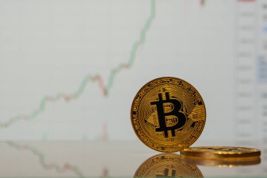 Altın bitcoin ve grafik monitör