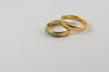 Stüdyo çekim Altın Alyans beyaz arka plan üzerinde izole