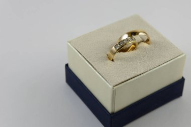 Stüdyo çekim Altın Alyans beyaz arka plan üzerinde izole