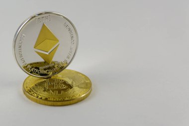Ethereum ve beyaz izole bitcoin