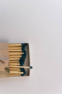 tablo üzerinde maçlar ile karton kutu