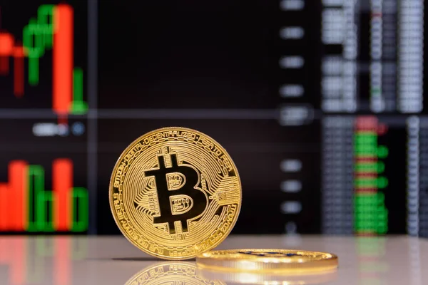 Altın bitcoin ve grafik monitör
