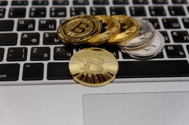 Altın bitcoins notebook klavye üzerinde yalan
