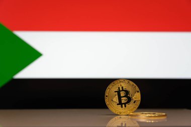  Altın bitcoin bir arka plan bulanık Sudan Devlet bayrağı üzerinde duruyor