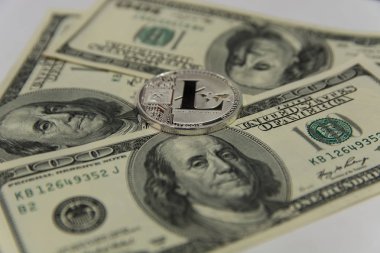 Üç yüz dolar faturaları üzerinde gümüş Litecoin yalan