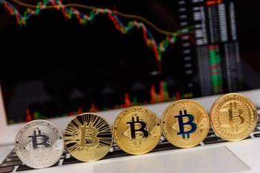  ile grafik ekran üzerinde klavye üzerinde altın bitcoin