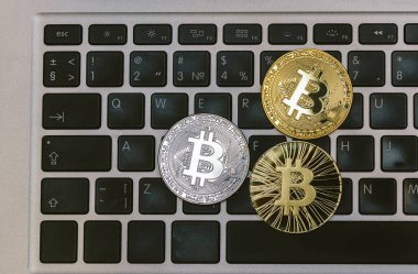 notebook klavye üzerinde altın bitcoins